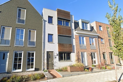Deze instapklare stek met drie woonlagen is te koop in Enschede