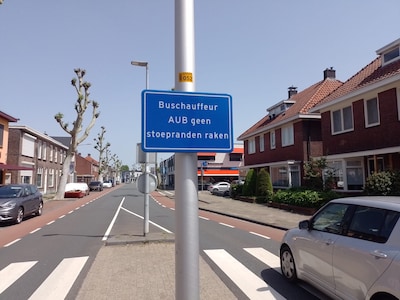 Mysterieus verkeersbord in Almelo: ‘Waarschuwing voor de buschauffeur’