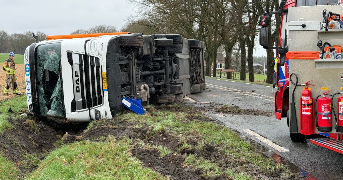 Vrachtwagen slaat over de kop op Rijssenseweg, weg volledig afgesloten