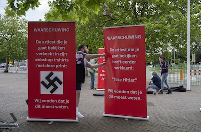 Gelredome stroomt vol voor omstreden rapper Ye: volop demonstranten aanwezig, fans kopen 'fuck bipolar'-shirts