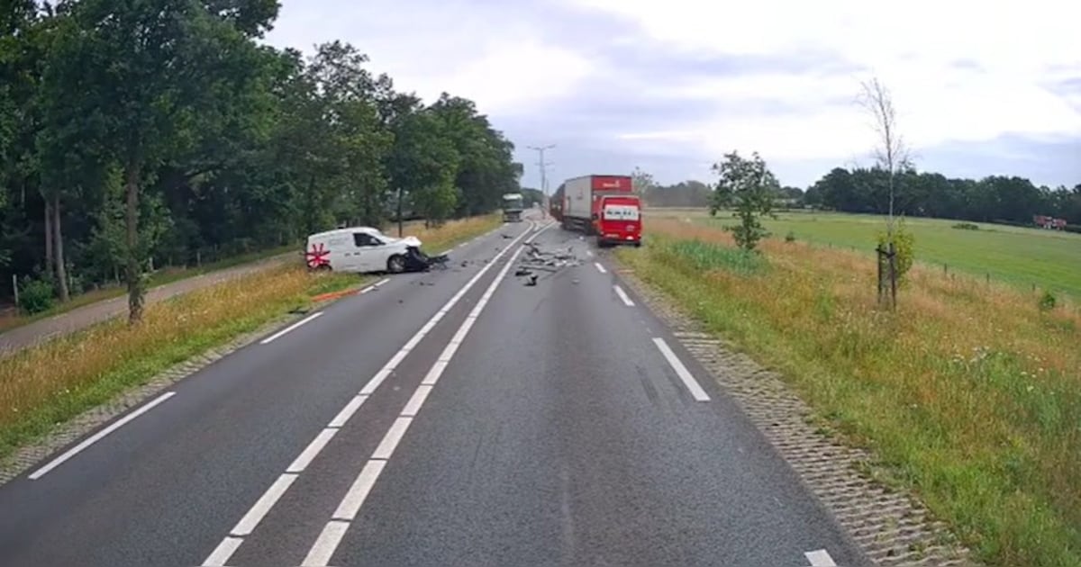 Beelden op Dumpert laten heftige aanrijding in Wierden zien.
