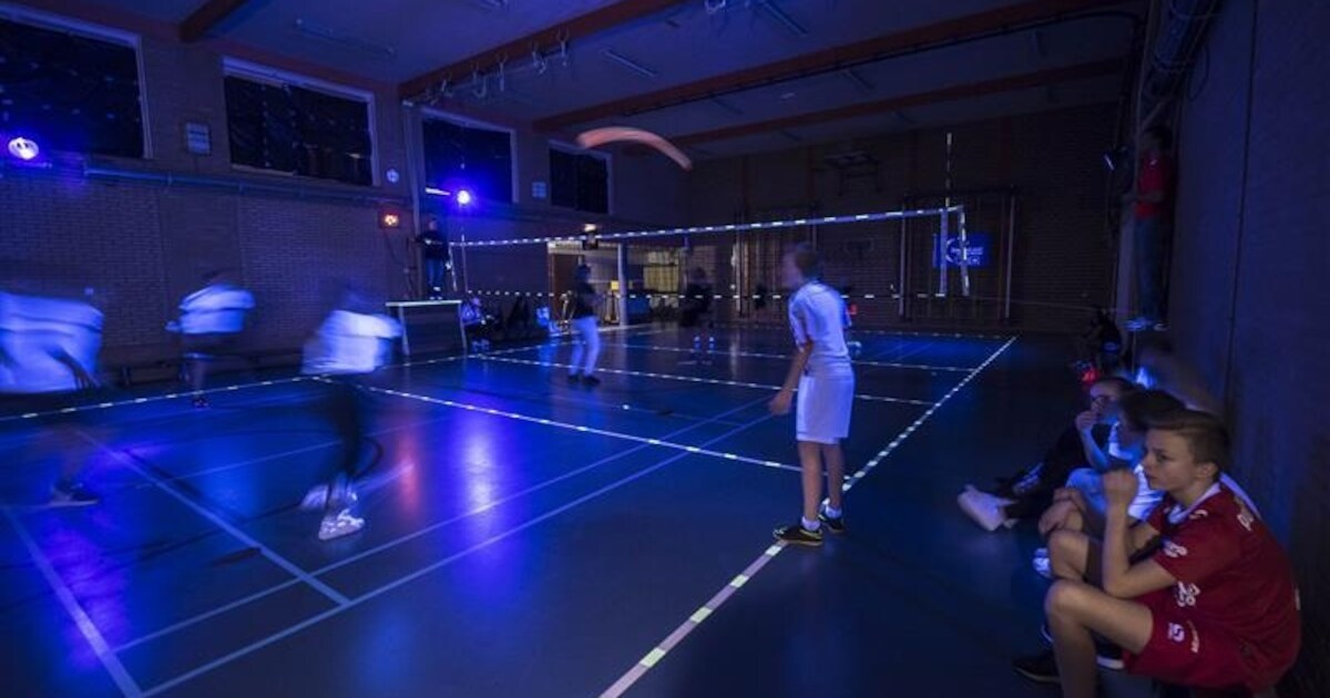 Daarle: 24 uur volleyballen in blacklight