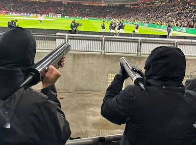 Bizarre foto duikt op na duel tussen Ajax en FC Groningen, Enschedese vuurwerkexpert spreekt zich ui