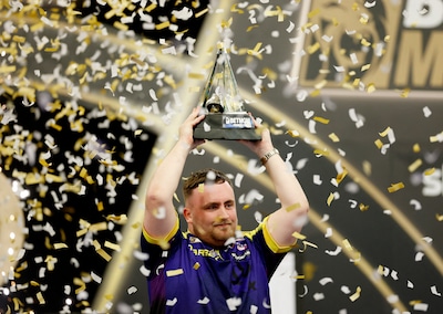 Wat een finale! Tranen bij Luke Littler na zenuwslopende Premier League-titel (én hoofdprijs van 400.000 euro)