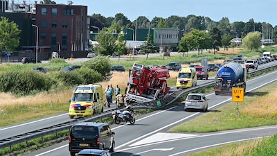 Kraanwagen botst tegen vangrail op N36 bij Vriezenveen: flinke verkeershinder