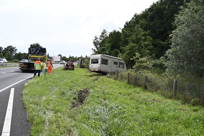 Caravan schiet op N36 bij Almelo los van auto