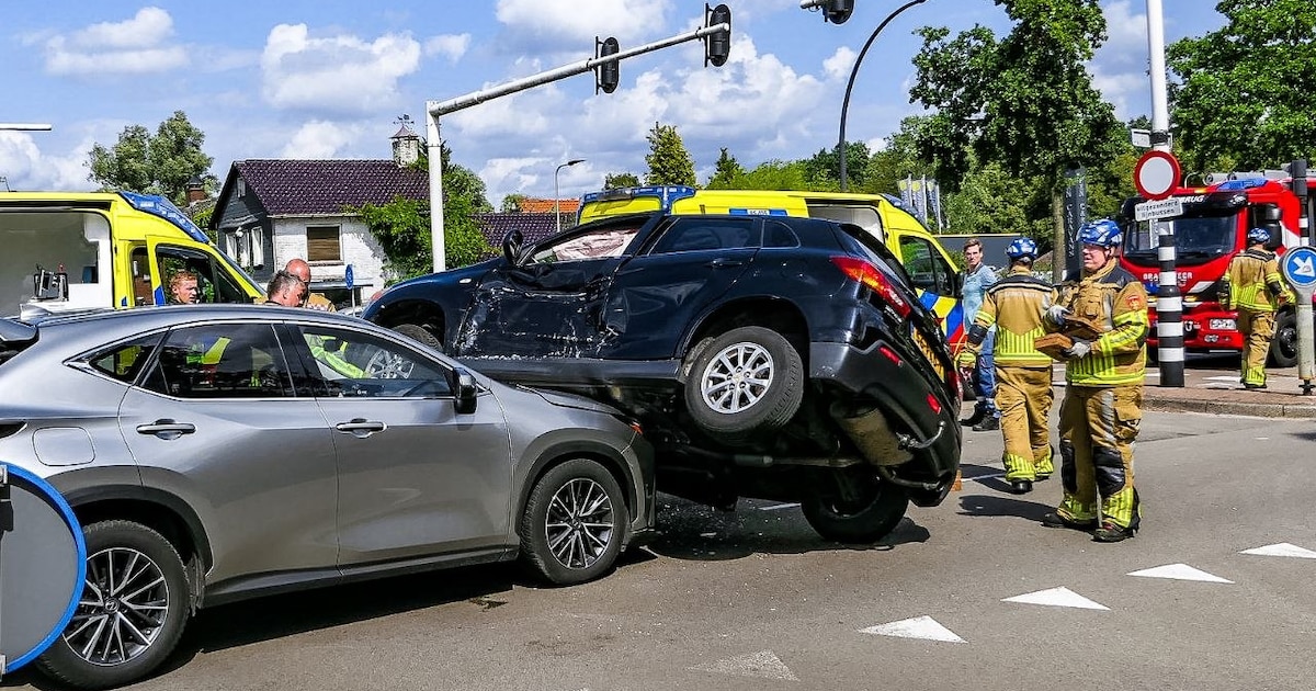 Auto belandt bovenop andere auto bij ongeval in Enschede, slachtoffer naar ziekenhuis
