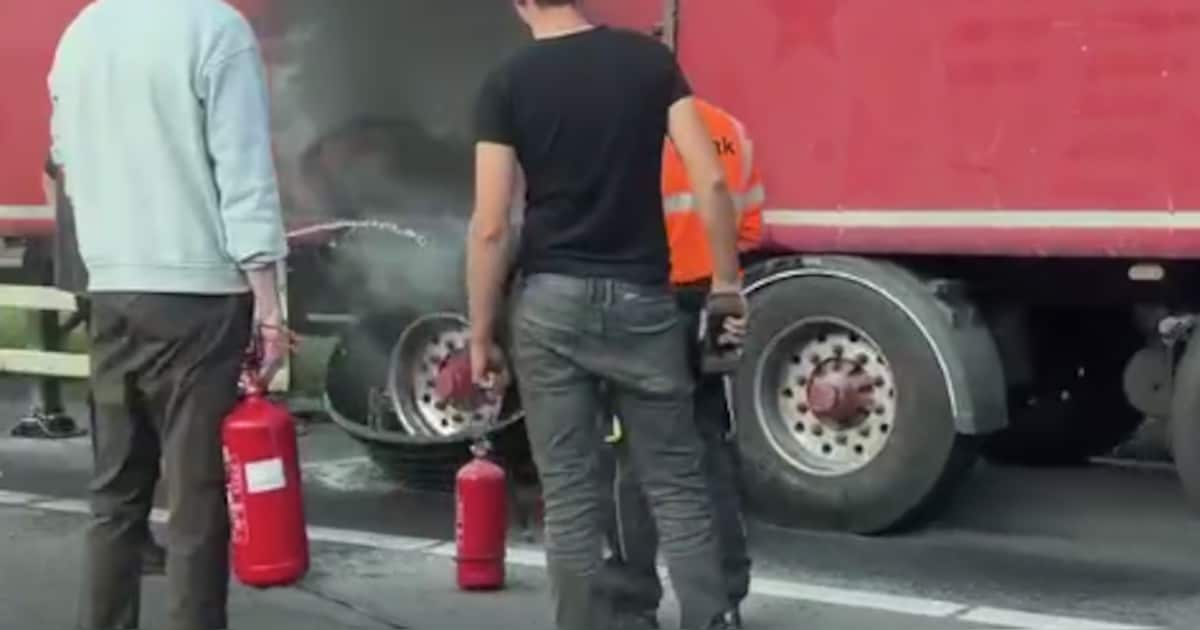 Brandende vrachtwagen zorgt voor file op A35 bij Borne