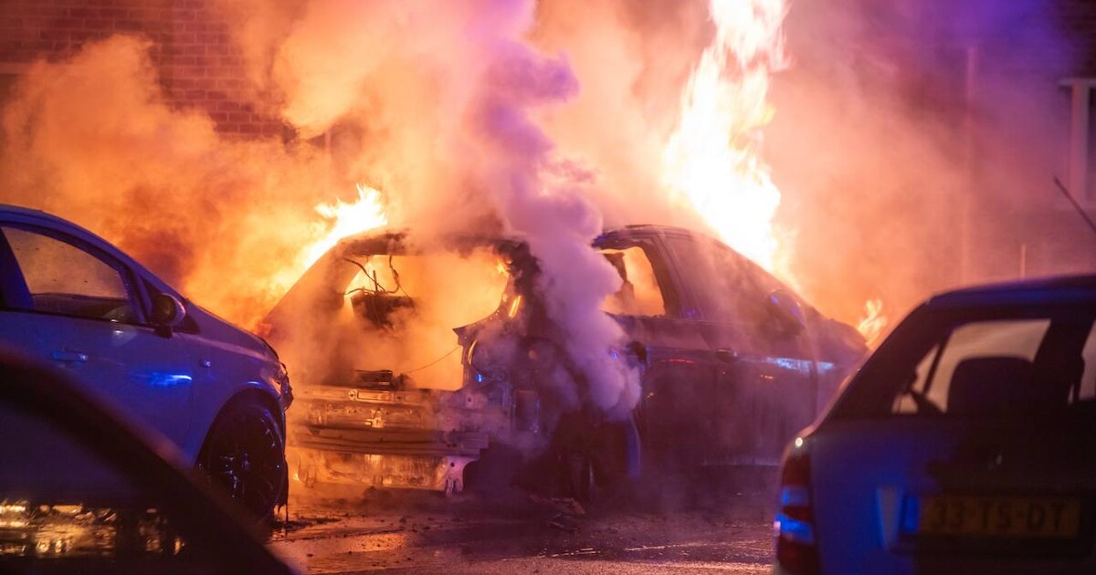 Twee voertuigen total loss na brand in Oldenzaal