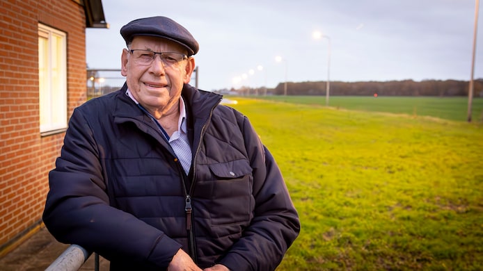 Marten Bloemendaal (82) was maar liefst 61 jaar bestuurslid van de Daarlese ijsclub. De ijsbaan draagt zijn bijnaam Baks Marten.