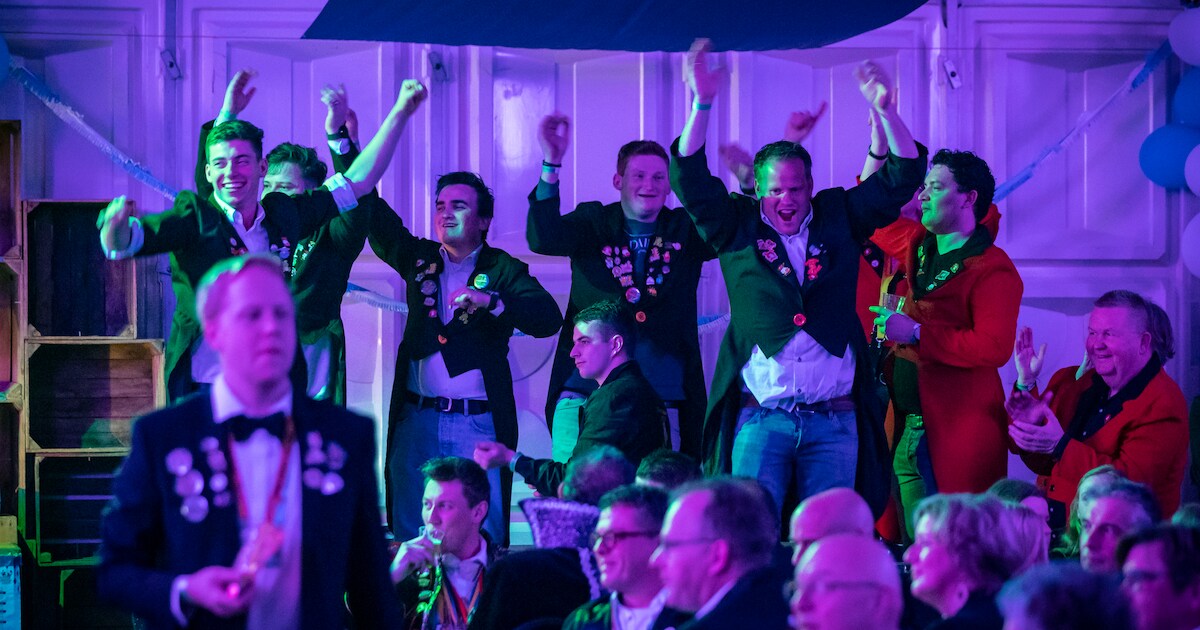 Crossmotor en confettikanonnen zetten de tent in Harbrinkhoek op z’n kop: gemeentegala terug van weg