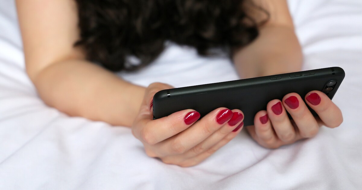 Man (36) deelt stiekem gemaakte naaktfoto’s van zijn echtgenote online: ‘Ik voel me vernederd en mis