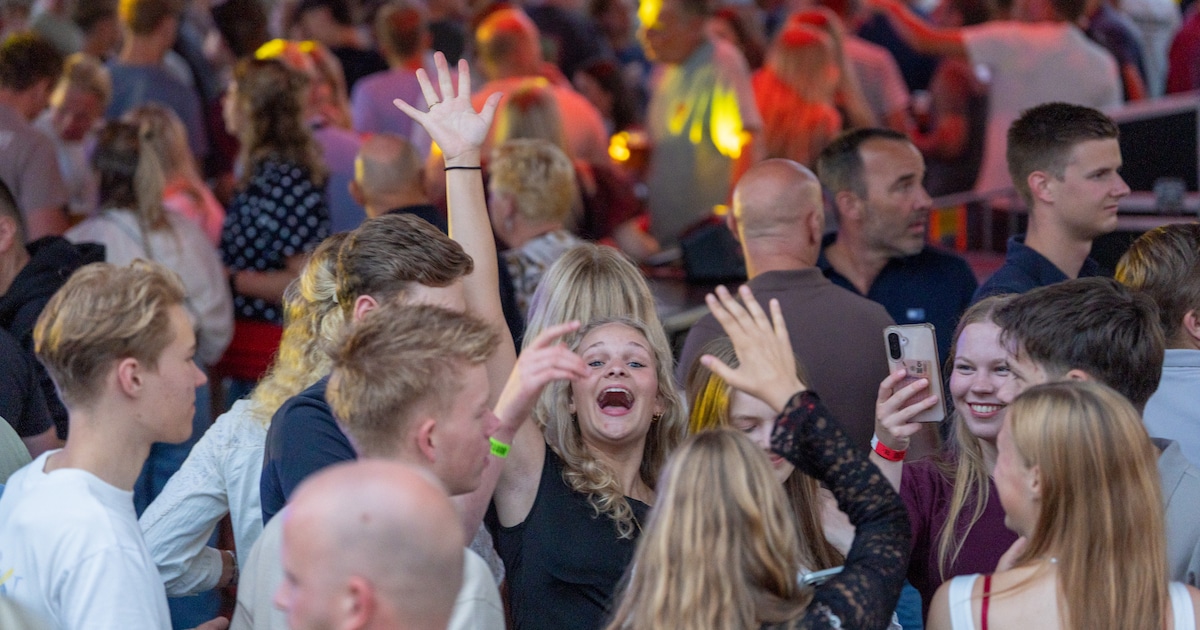 Dak eraf bij Midzomerfeesten in Bentelo: duizenden genieten van dialectrock, dance en kermis