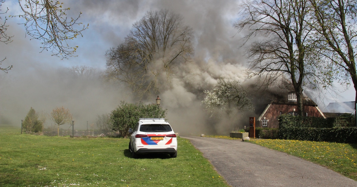 Forse schade aan rietgedekte boerderij in Markelo door brand, deel dorp zonder stroom