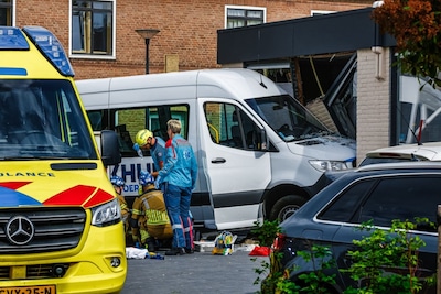 Taxibus rijdt gebouw in Enschede binnen, zeker één persoon gewond