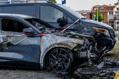 Twee auto's verwoest door brand aan Broekheurnerweg in Enschede, bedrijfspand loopt schade op