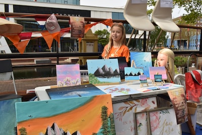 Rosanne (13) verkoopt haar schilderijen voor kinderen in Afrika