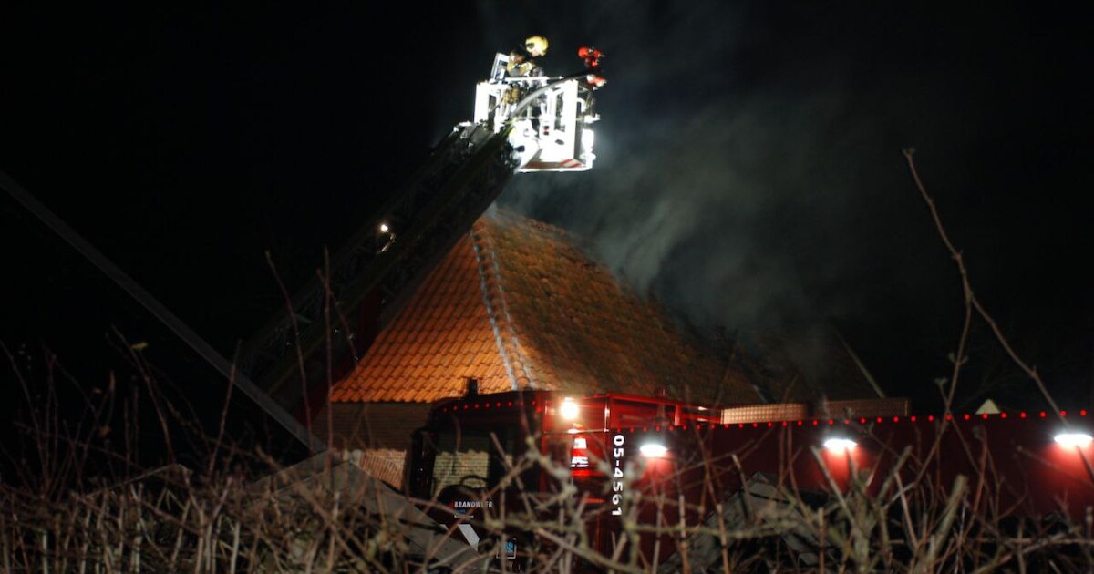 Brand op bovenverdieping boerderij in Beckum, brandweer met veel materieel ter plaatse