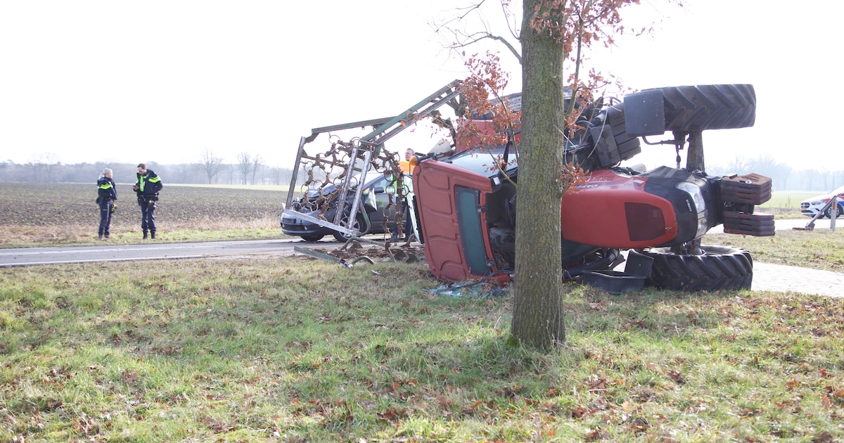 Flinke ravage na ongeval tussen trekker en auto in Markelo, landbouwvoertuig komt op zijkant terecht