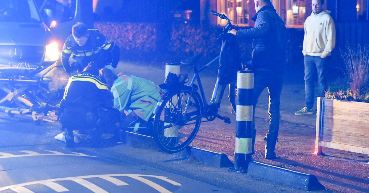 Fietser knalt op wegversmalling in Westerhaar en raakt gewond, buurtbewoners verlenen eerste hulp