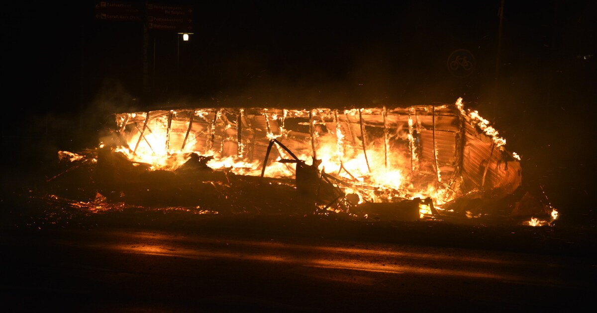 'Vreugdevuren' in Daarle en Daarleveen: 2 caravans in vlammen op