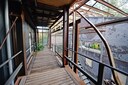 Gebouw 16 tegenwoordig, een opslag voor oldtimers en een bed and breakfast.