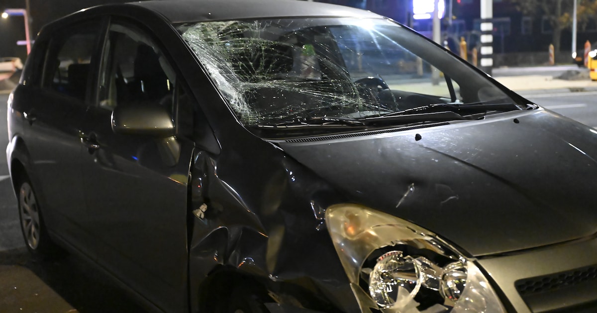 Scooterrijder belandt op voorruit van auto bij ongeval in Almelo, slachtoffer naar ziekenhuis