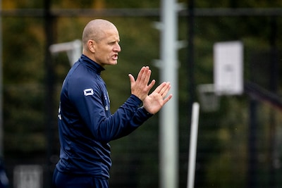 Heracles-trainer Sibum kiest voor jonge keeper tegen Feyenoord: ‘Daar word je een grote kerel van’