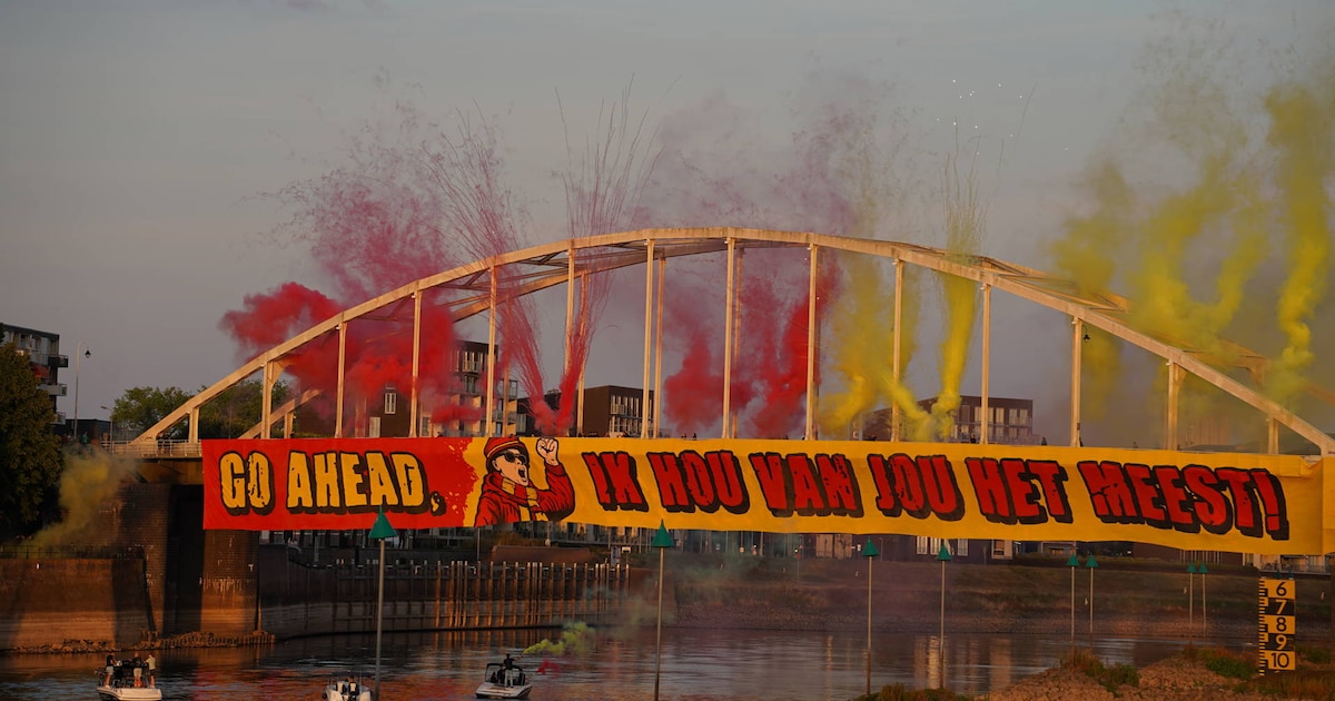 Fans GA Eagles klaar voor het nieuwe seizoen: grote sfeeractie op Wilhelminabrug