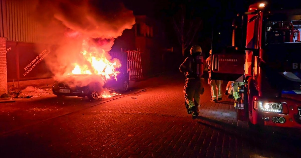 Auto gaat in vlammen op bij brand in Overdinkel