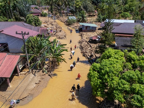 Modderstromen verwoesten dorpen op Sumatra, maar guesthouse van ...