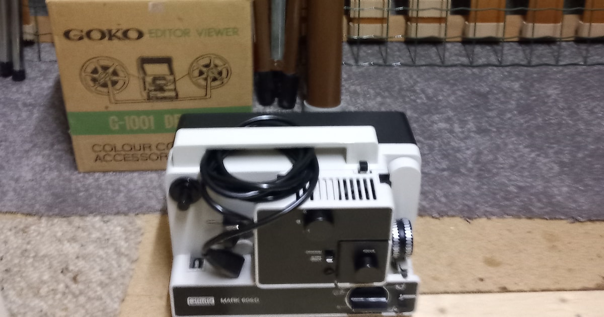 Filmprojector en ivoorkleurige bank aangeboden, steek gevonden