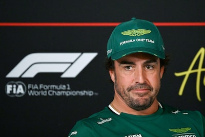 Fernando Alonso looft Max Verstappen in titelstrijd: ‘Ongelooflijk, zelfs zonder dominante auto’