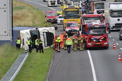 Vrachtwagen kantelt op A1 bij Enter, lange file op komst