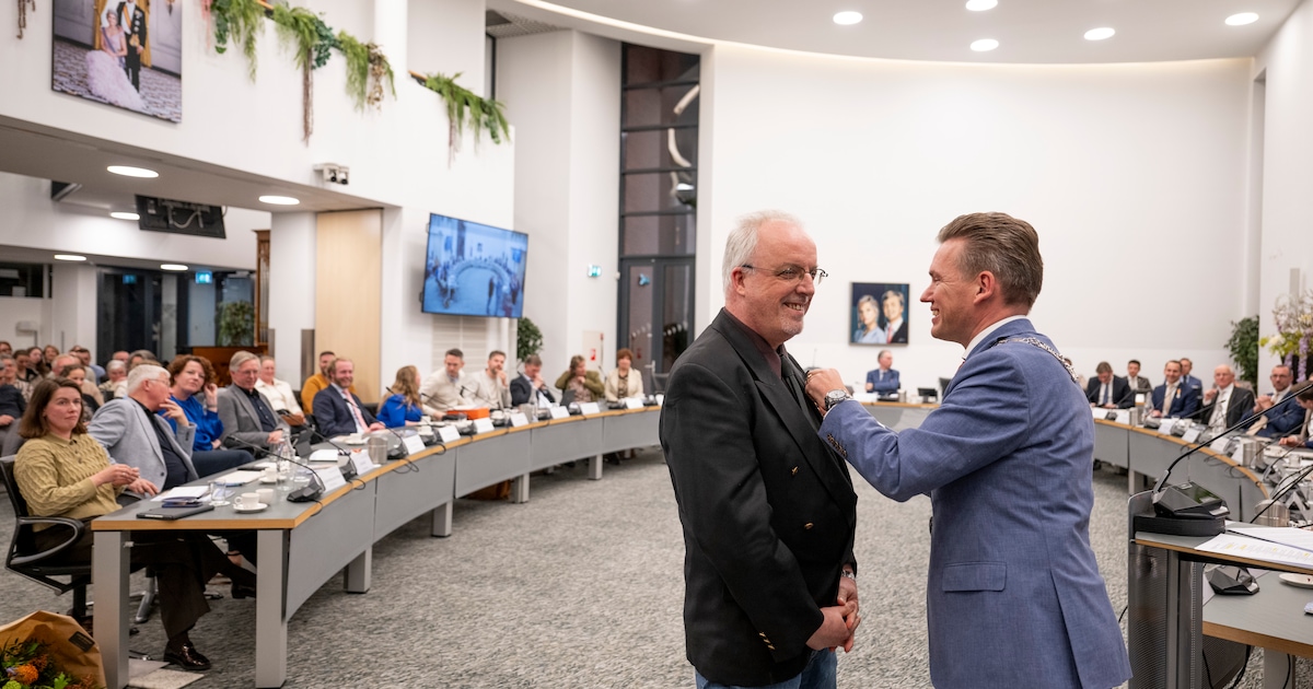 Oude raad Rijssen-Holten neemt afscheid met vijf koninklijke onderscheidingen, waaronder een voor de