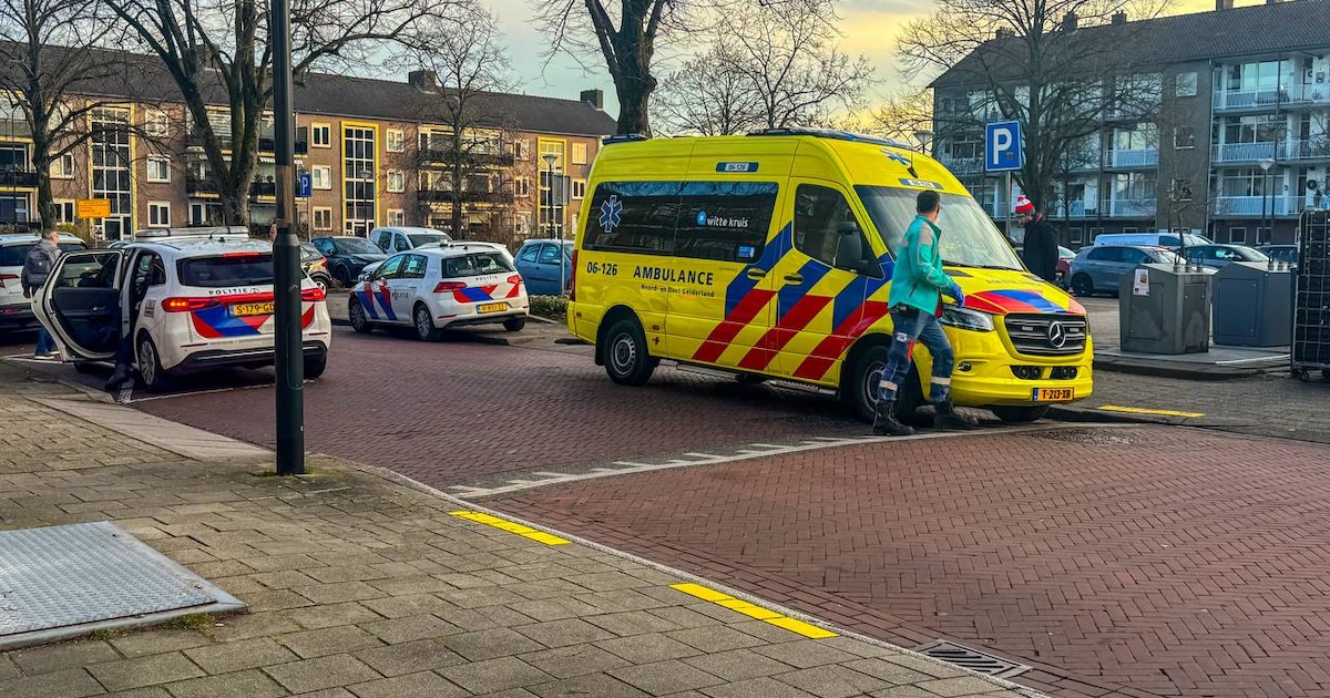 Vrouw valt met fiets op Debussylaan in Apeldoorn en raakt gewond