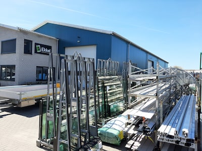 Zwaar gewonde werknemer van Ekkel Kunststof Kozijnen uit Nijverdal kreeg bak met glas over zich heen