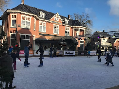 Borne haalt vier dagen lang geld op voor het goede doel vanuit glazen huis