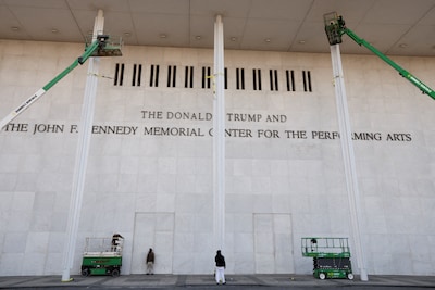 Rechter beveelt verwijdering naam Trump van Kennedy Center, president geeft bestuur kunstcentrum op