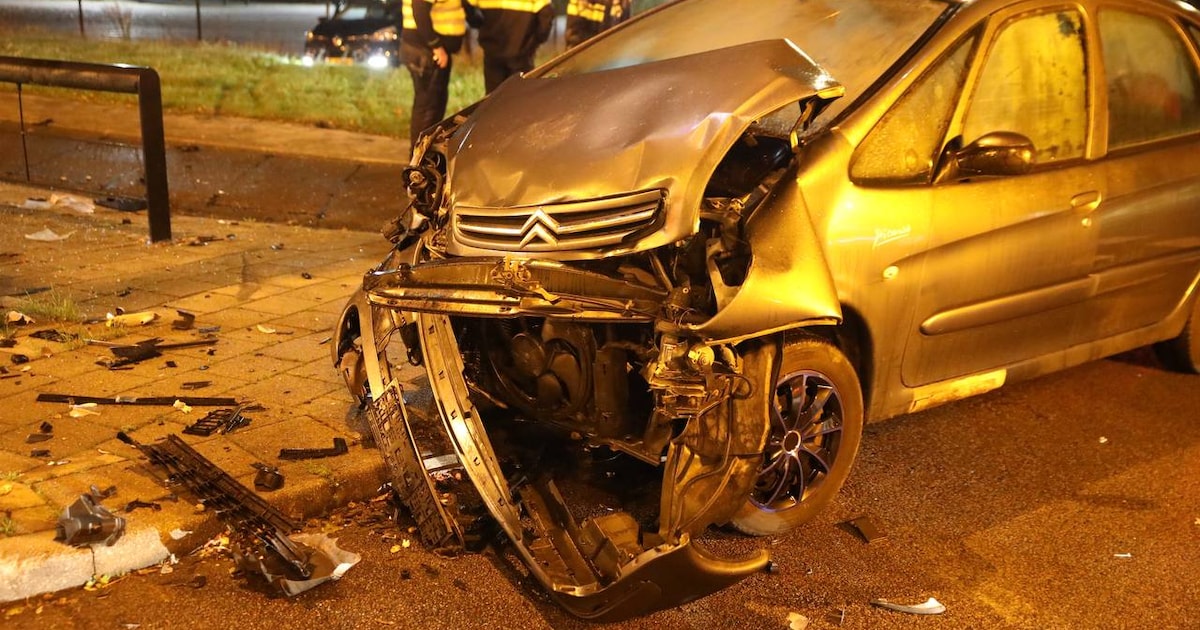 Twee gewonden bij zware crash in Apeldoorn