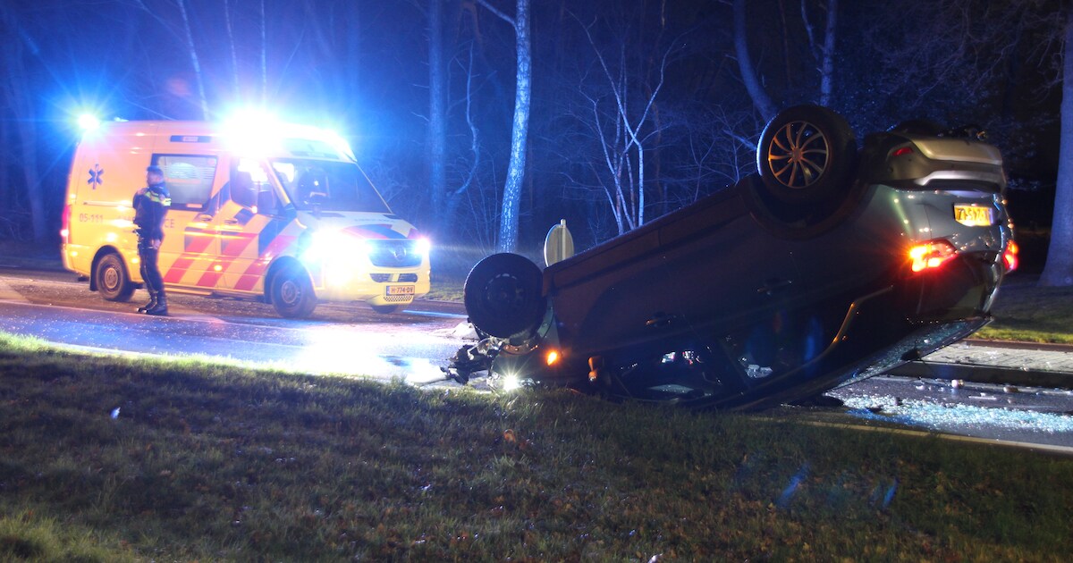 Auto slaat op de kop in Bentelo na botsing met lantaarnpaal