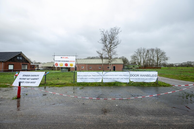 Aan de overkant van het toekomstige azc in Albergen hangen uitingen van protest.