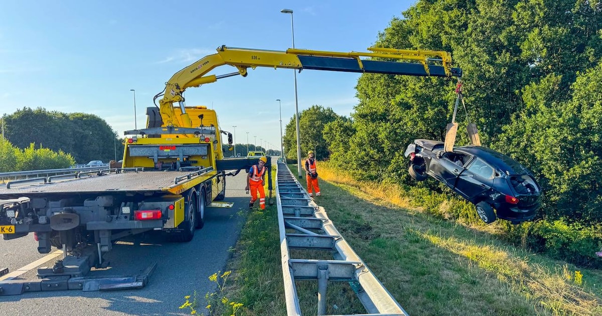 Gezin met drie kinderen naar het ziekenhuis nadat auto over de kop slaat op A50 bij Heerde