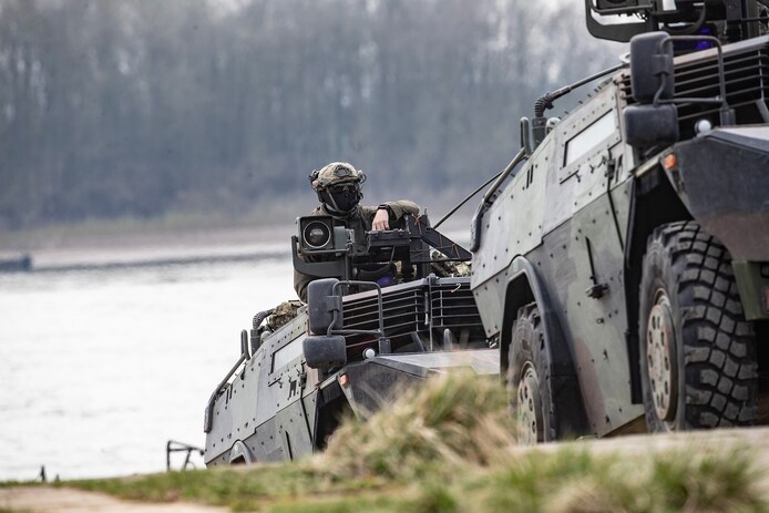 Het Nederlandse leger steekt de Rijn over vlak bij Emmerik en Kleef ‘Dit is de perfecte plek