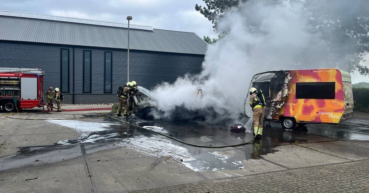 Auto en caravan gaan samen in vlammen op in Mariënberg