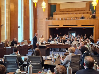 Overal hebben ze al een nieuw bestuur, maar Enschede blijft maar praten: alle vertrouwen