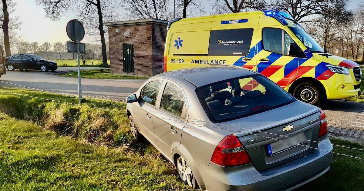 Auto's botsen tegen elkaar op kruising bij Mander