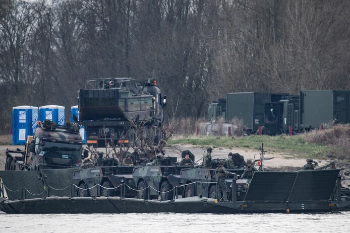 Het Nederlandse leger steekt de Rijn over vlak bij Emmerik en Kleef ‘Dit is de perfecte plek