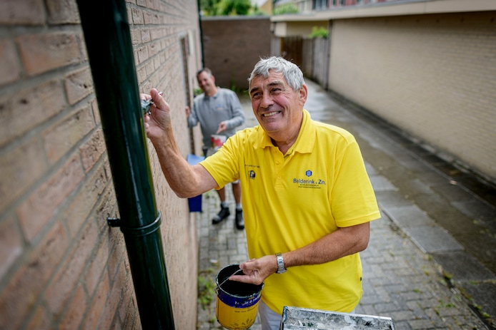 Jan Linderhof schildert al 50 jaar bij Belderink. Op de achtergrond zijn zoon John.