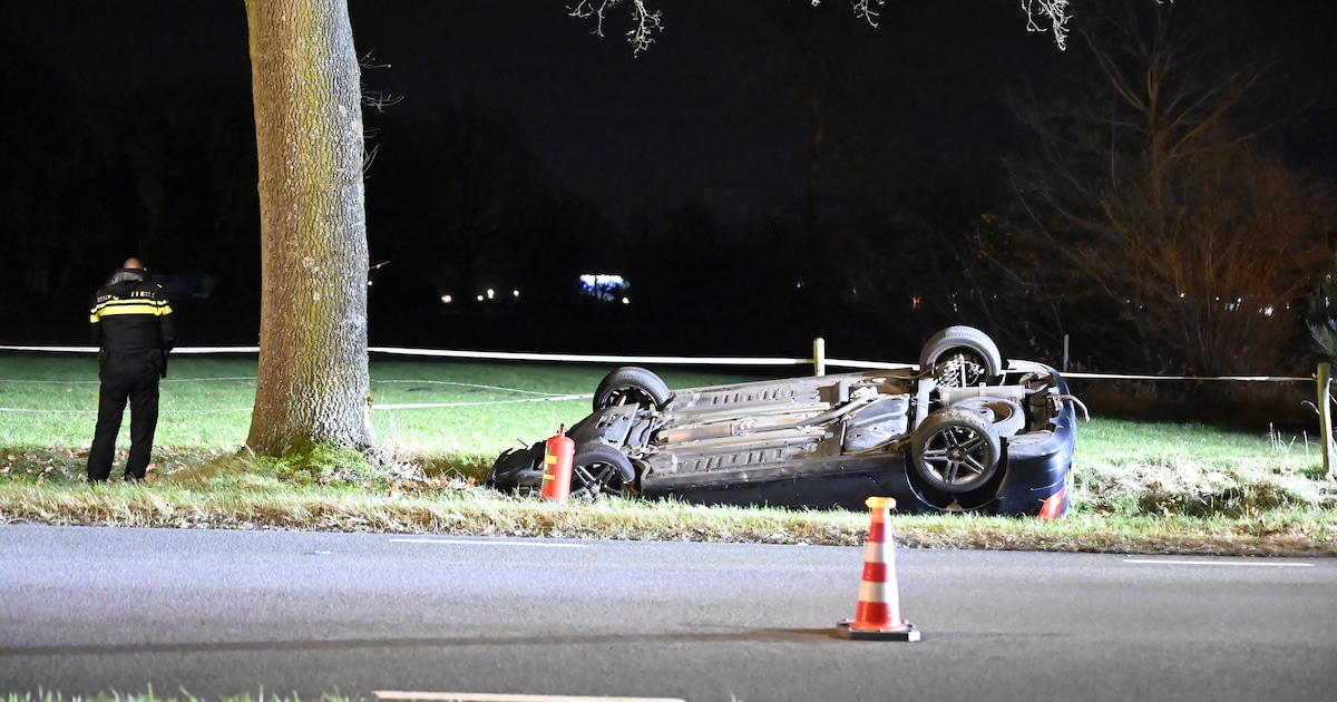 Auto belandt op de kop in de sloot in Wierden, bestuurder komt met schrik vrij